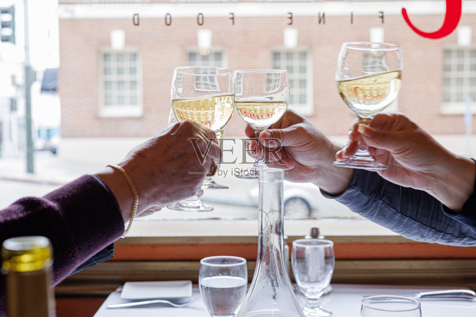 一群新老朋友举杯共饮生活、爱情和冒险照片摄影图片