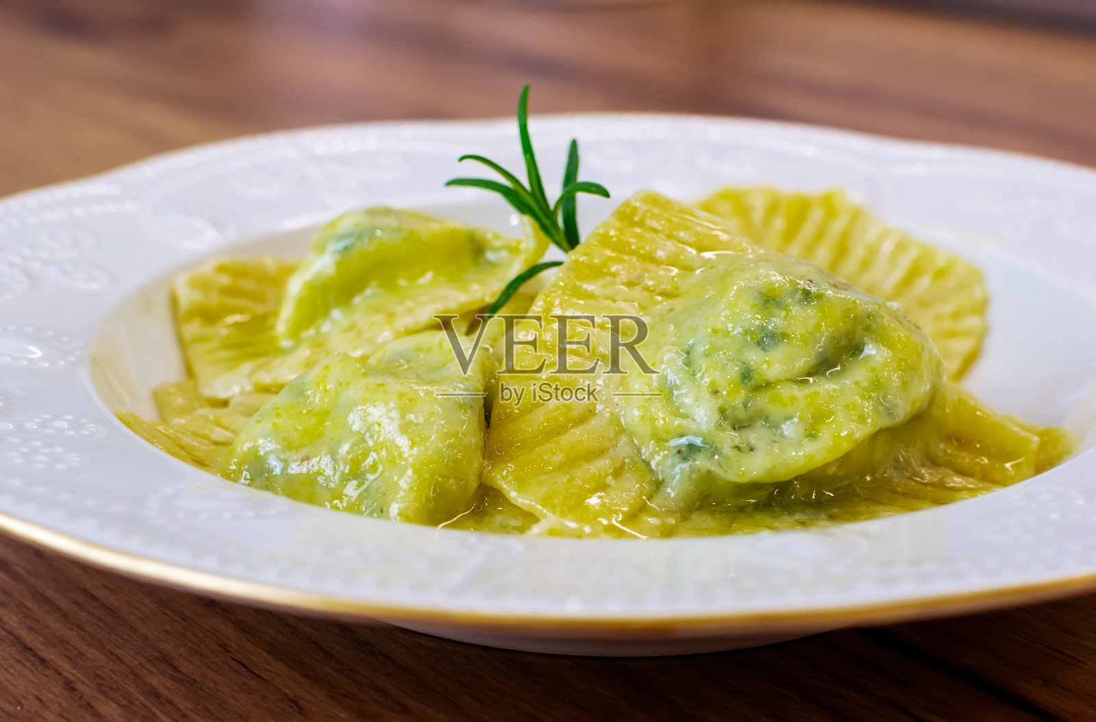 自制意大利饺子配牛油酱照片摄影图片