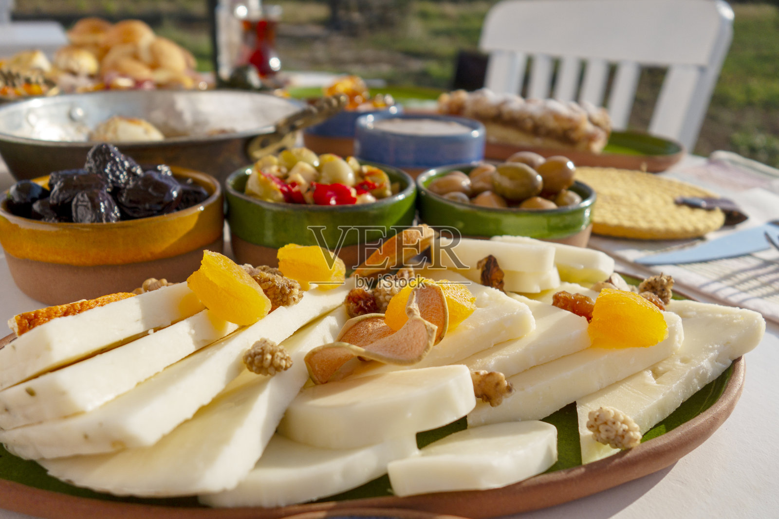 土耳其早餐桌。在外面。没有人。照片摄影图片