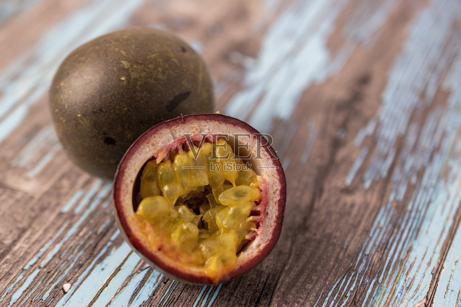 桌上放着百香果照片摄影图片