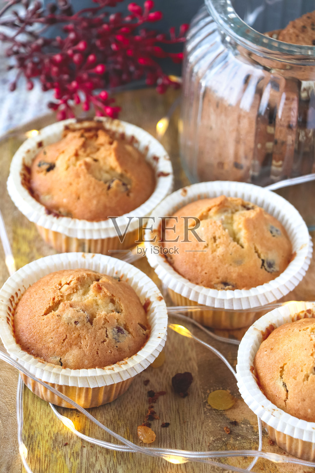 美味的纸杯蛋糕创作:甜蜜放纵的视觉盛宴。纸杯蛋糕和松饼都是木制的。照片摄影图片