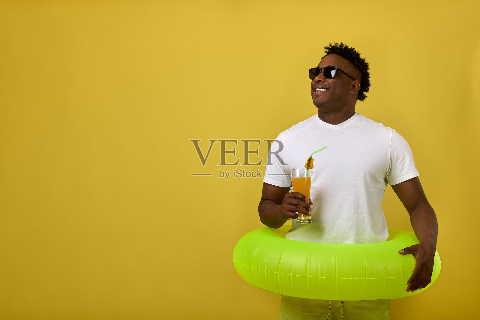 一个晒黑的非洲男人在沙滩上为美味健康的软饮料做广告照片摄影图片