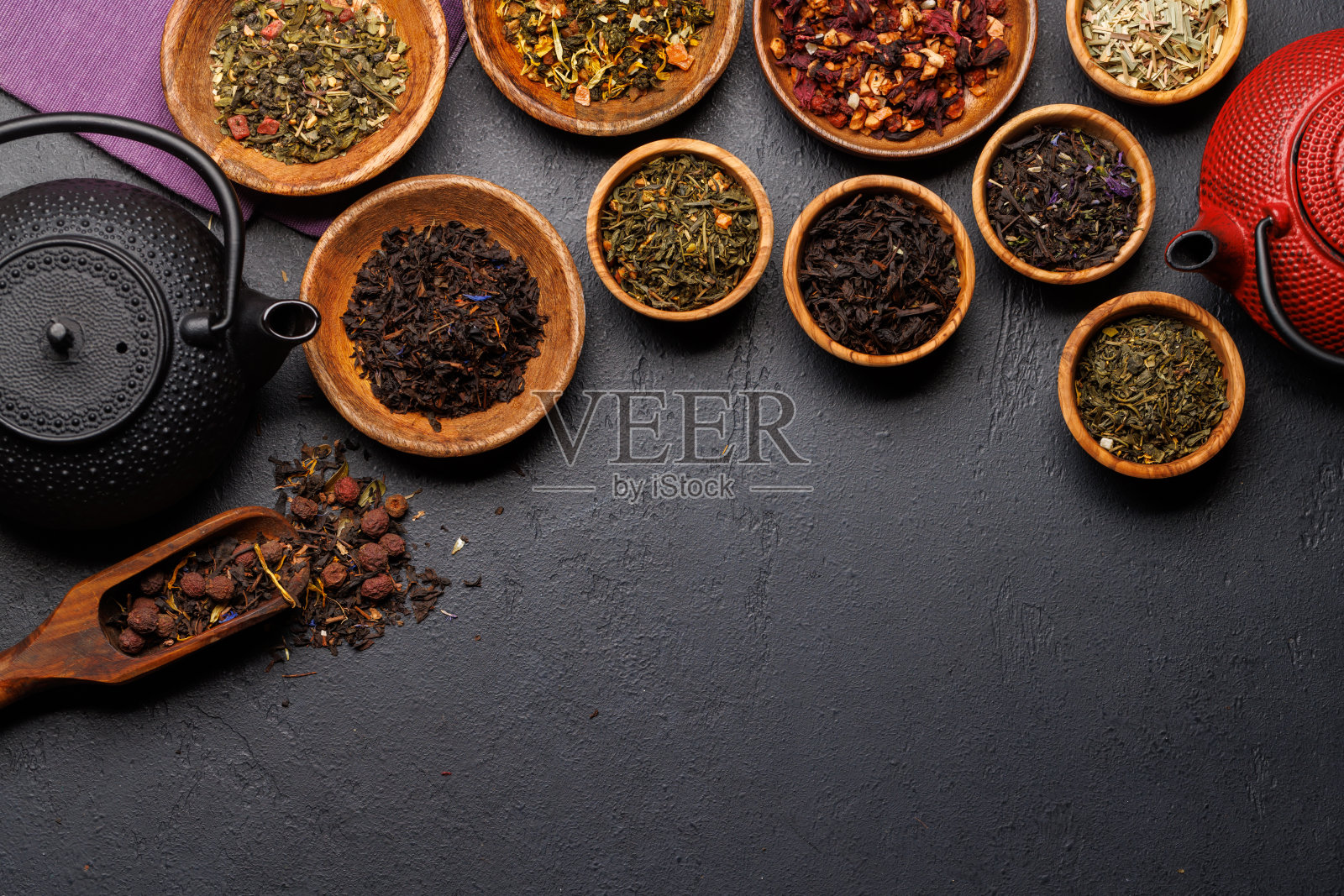 各种各样的茶依偎在木碗里照片摄影图片