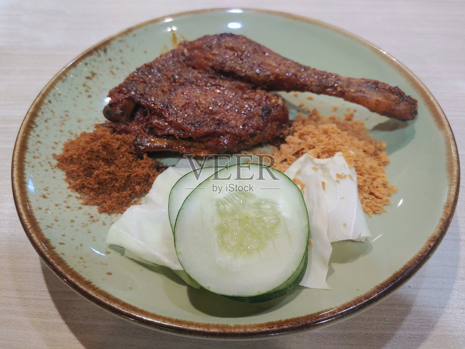 近距离拍摄印尼名菜炒鸭照片摄影图片