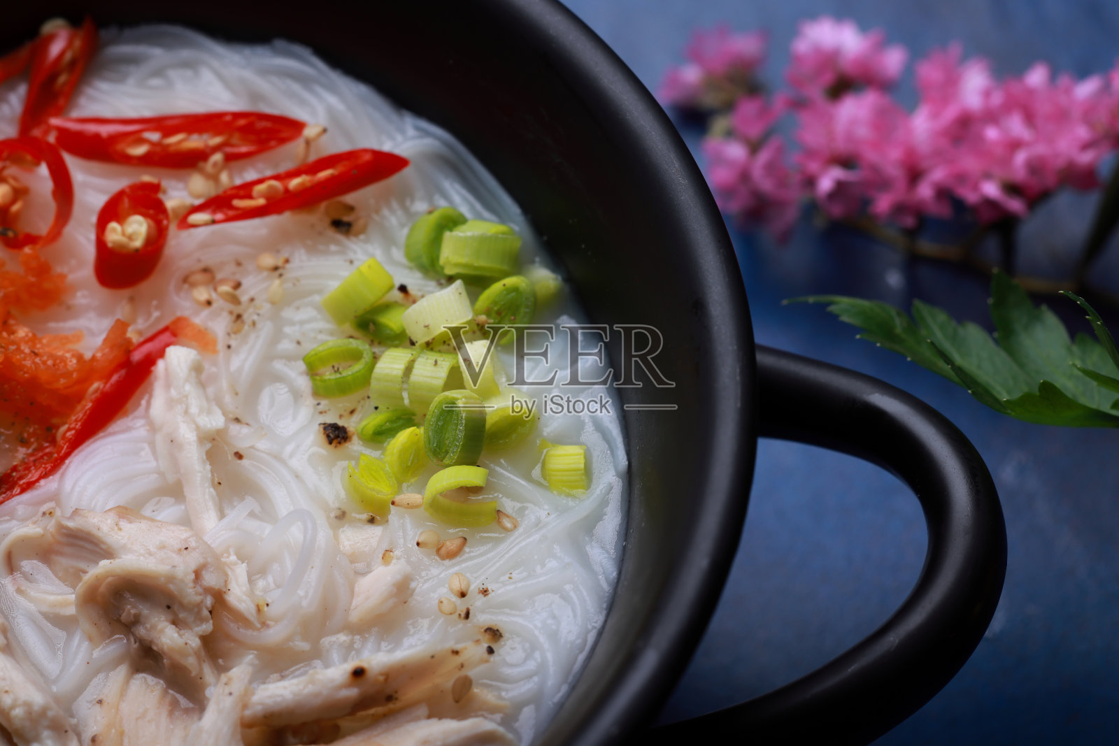 米线和鸡肉在蓝色的背景照片摄影图片