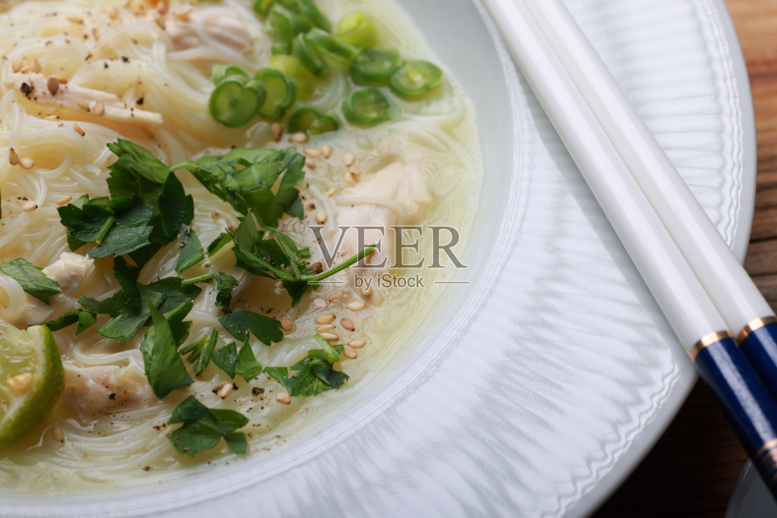 木桌上的米粉和鸡肉照片摄影图片