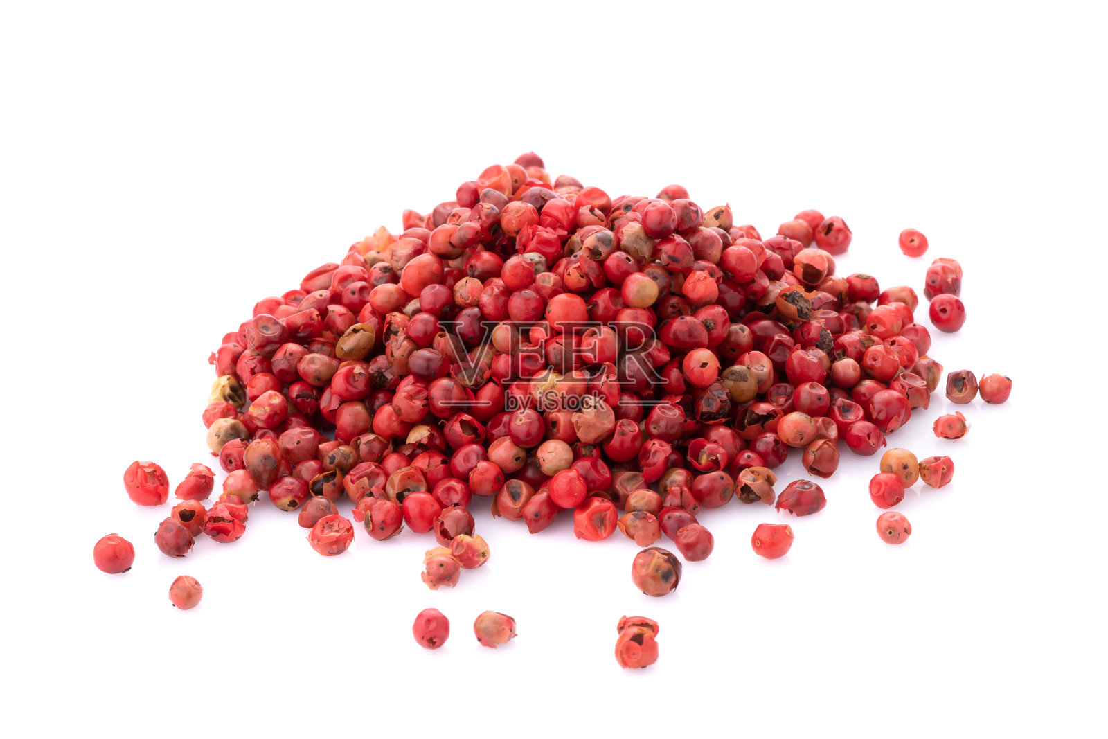 白色背景上分离的粉红色胡椒子种子。照片摄影图片