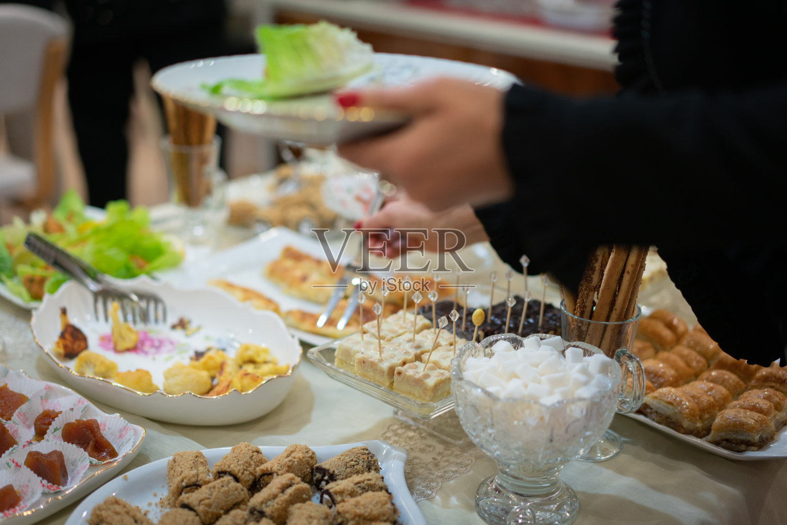 人们在室内一起享用自助早午餐照片摄影图片