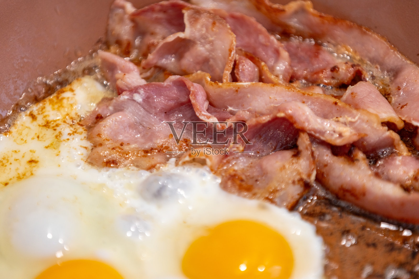 熏肉单面煎蛋。照片摄影图片