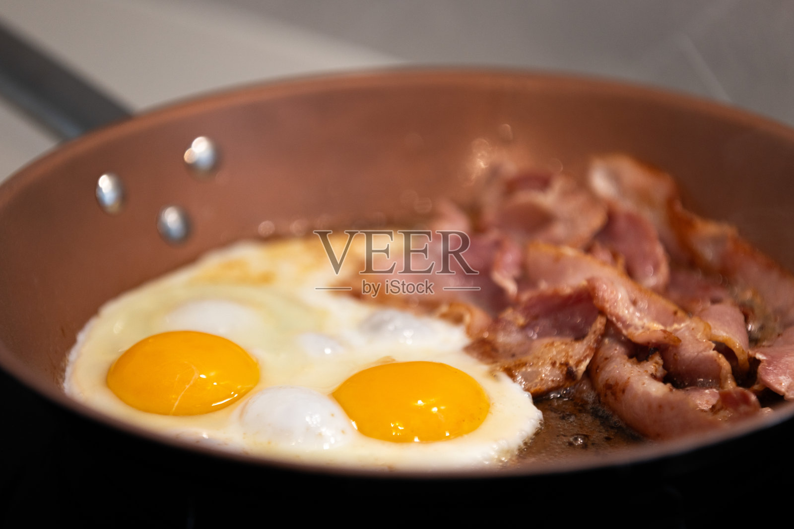 熏肉单面煎蛋。照片摄影图片