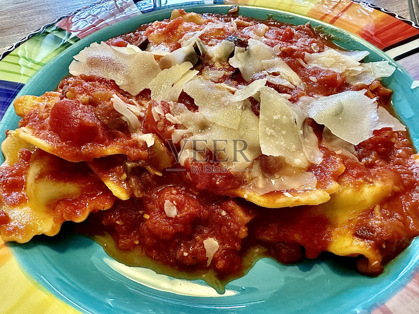 鸡肉馄饨和桃红葡萄酒照片摄影图片
