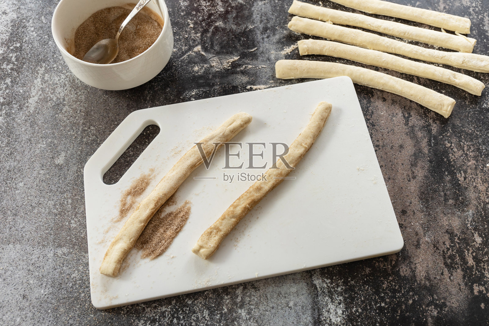 用桂皮制作复活节兔包酥，一步一步，第2步。照片摄影图片