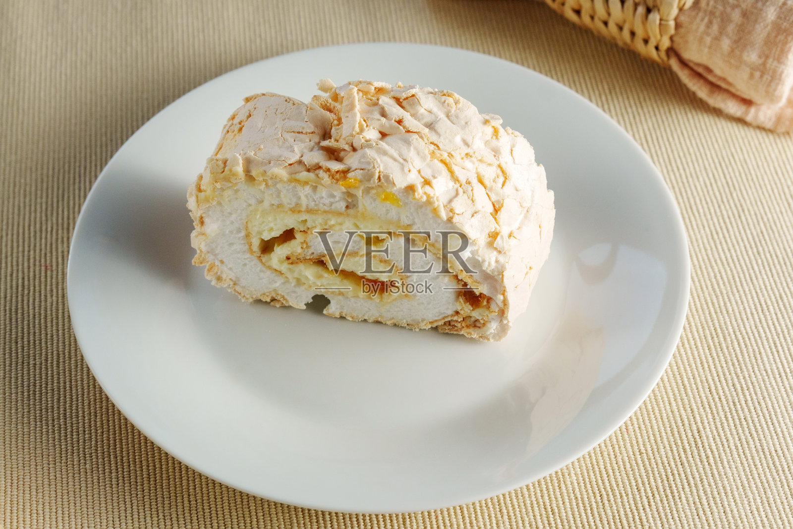 甜蜜的诱惑:闪闪发光的白色盘子上的糖霜般的喜悦照片摄影图片