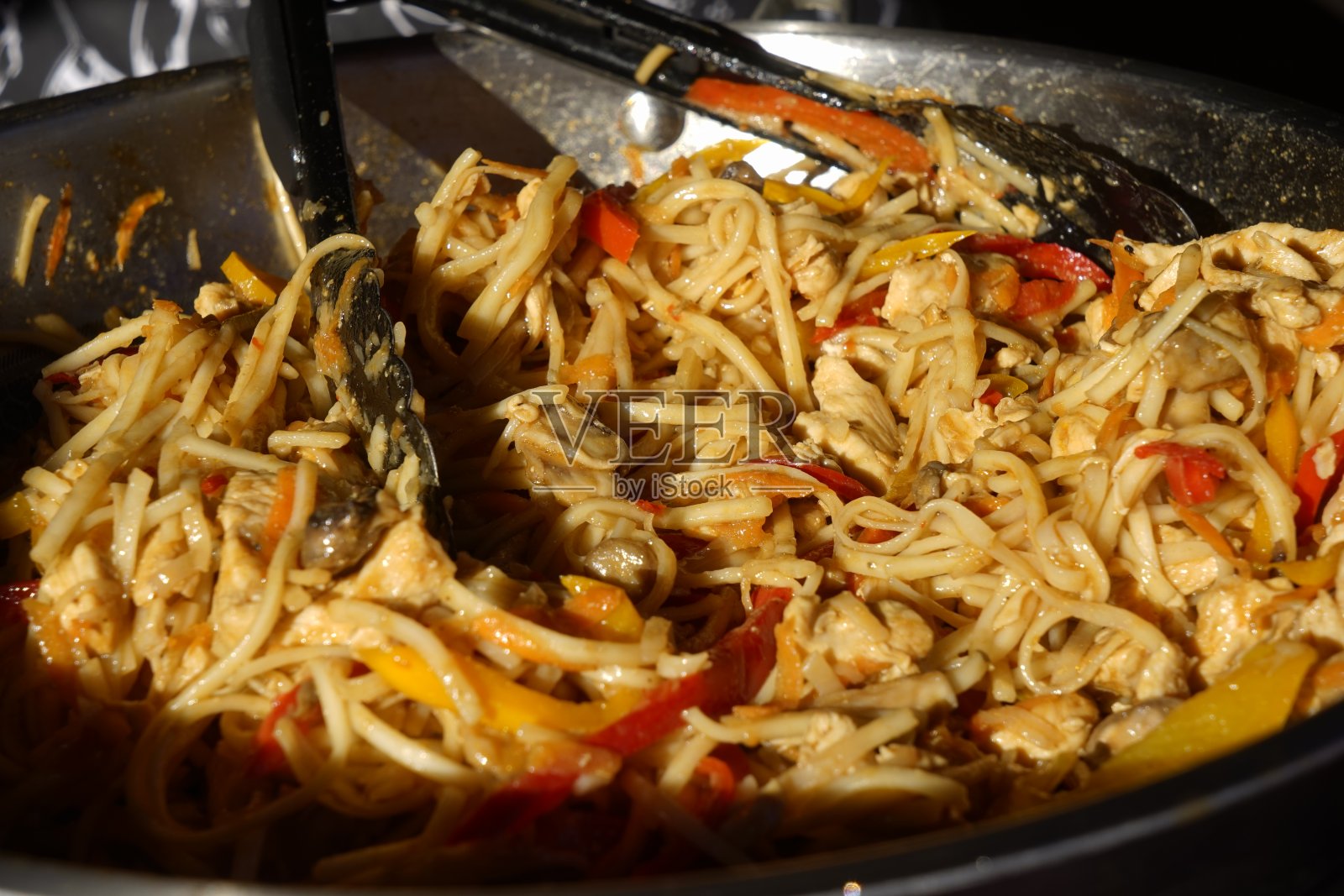 面条，意大利面，意大利面，各种蔬菜和调味料在平底锅里煮。照片摄影图片