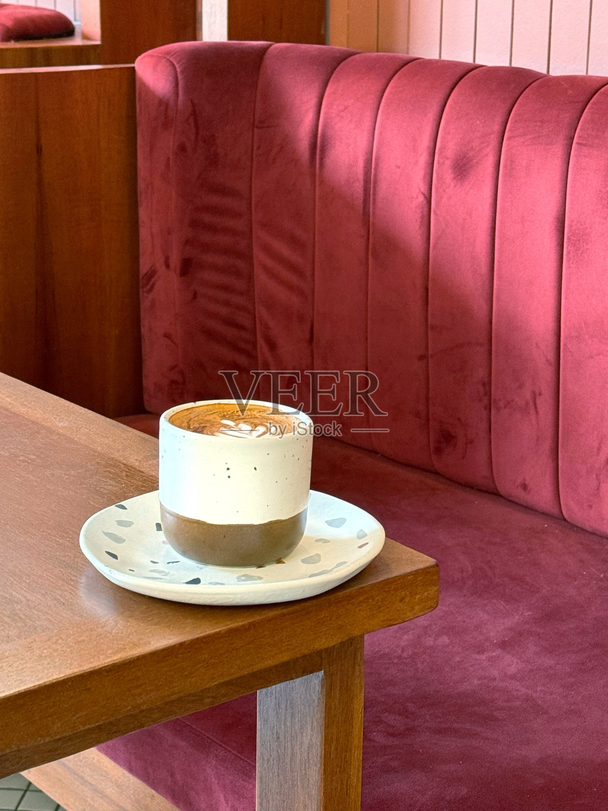 复古风格咖啡馆里的卡布奇诺照片摄影图片