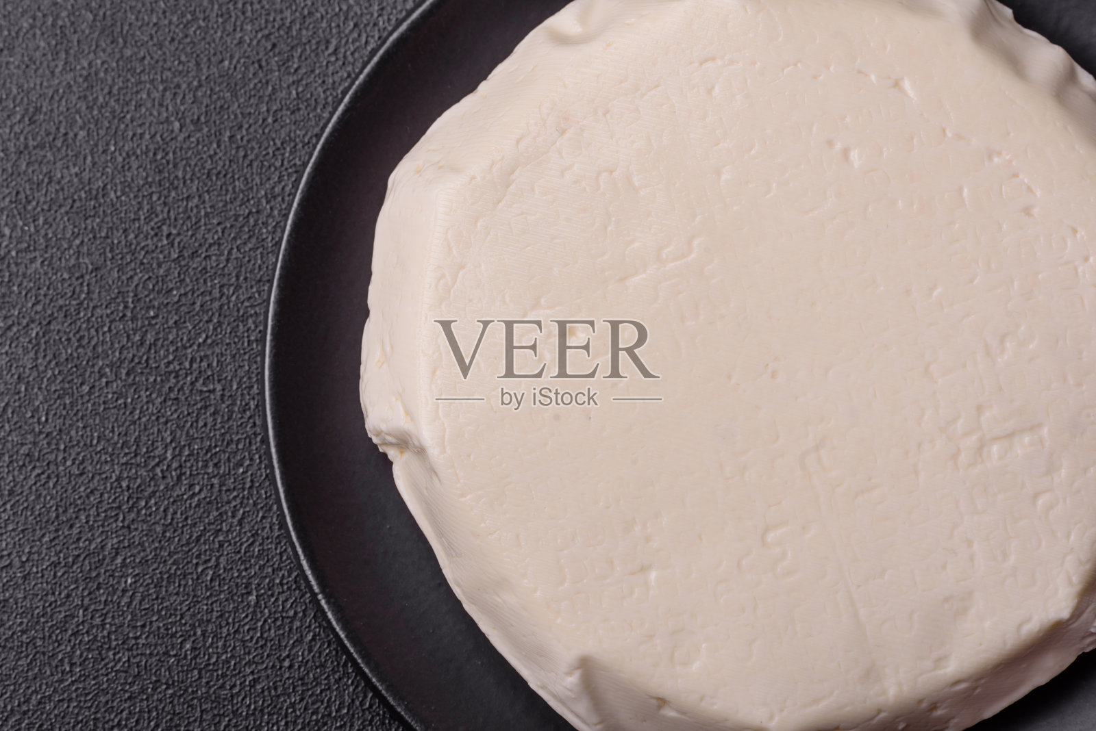 从牛奶或羊奶中提取的新鲜白色奶酪照片摄影图片