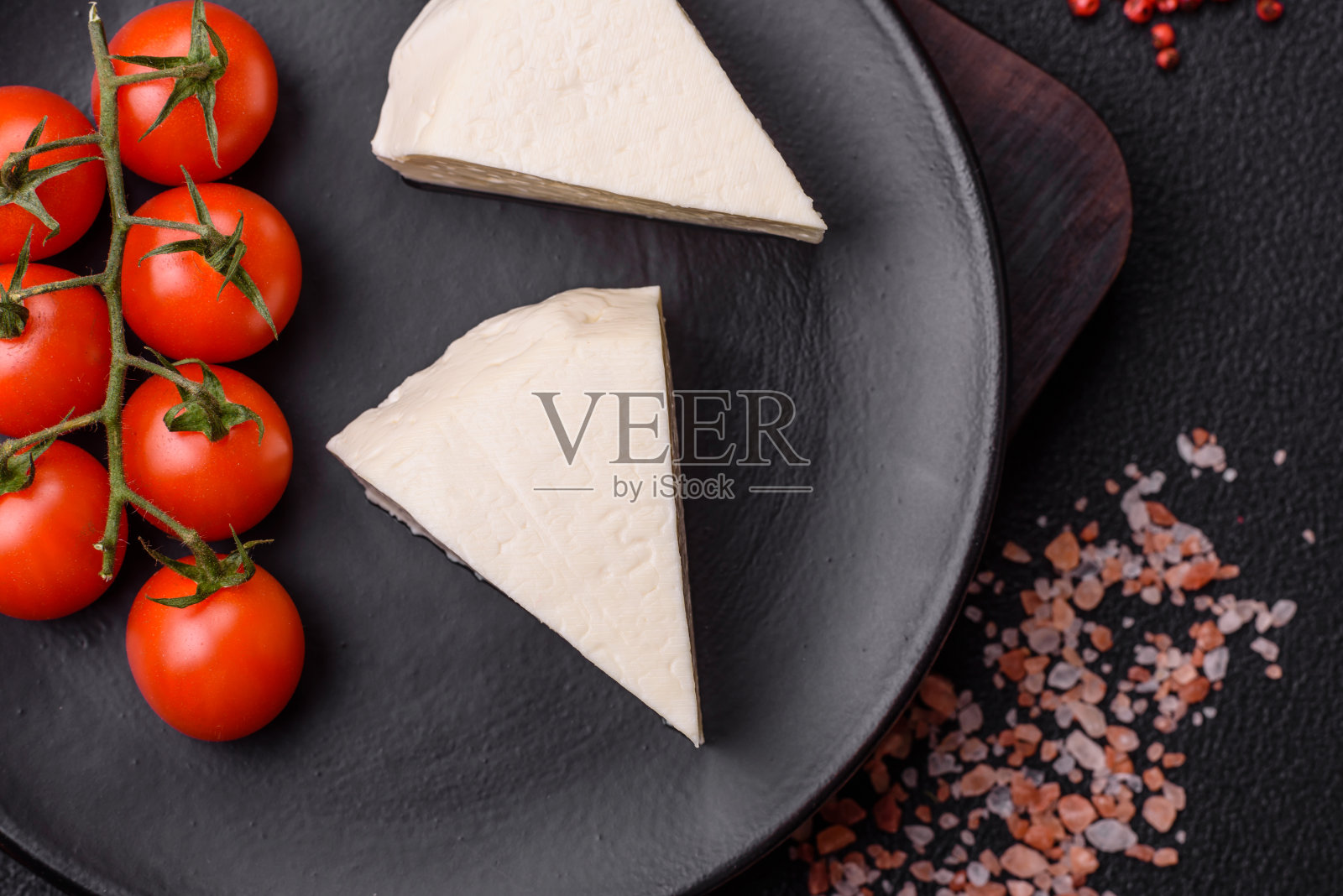 从牛奶或羊奶中提取的新鲜白色奶酪照片摄影图片