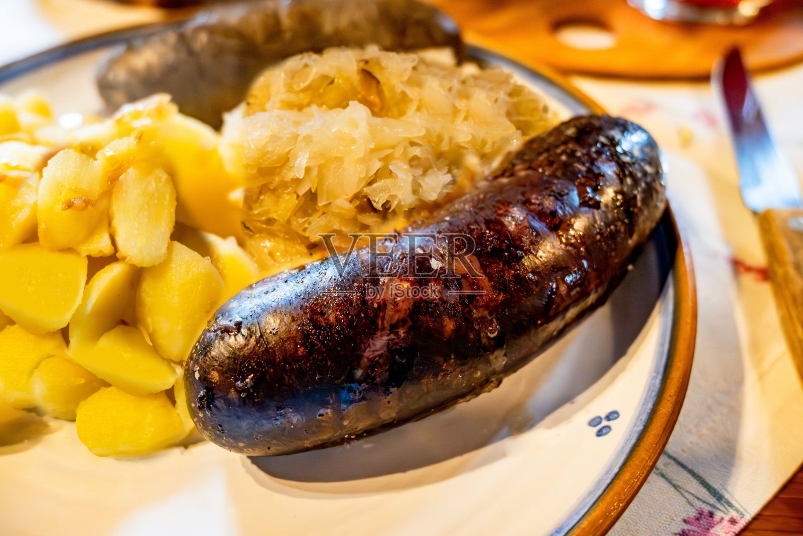 黑布丁(香肠)配卷心菜和土豆，特写。照片摄影图片