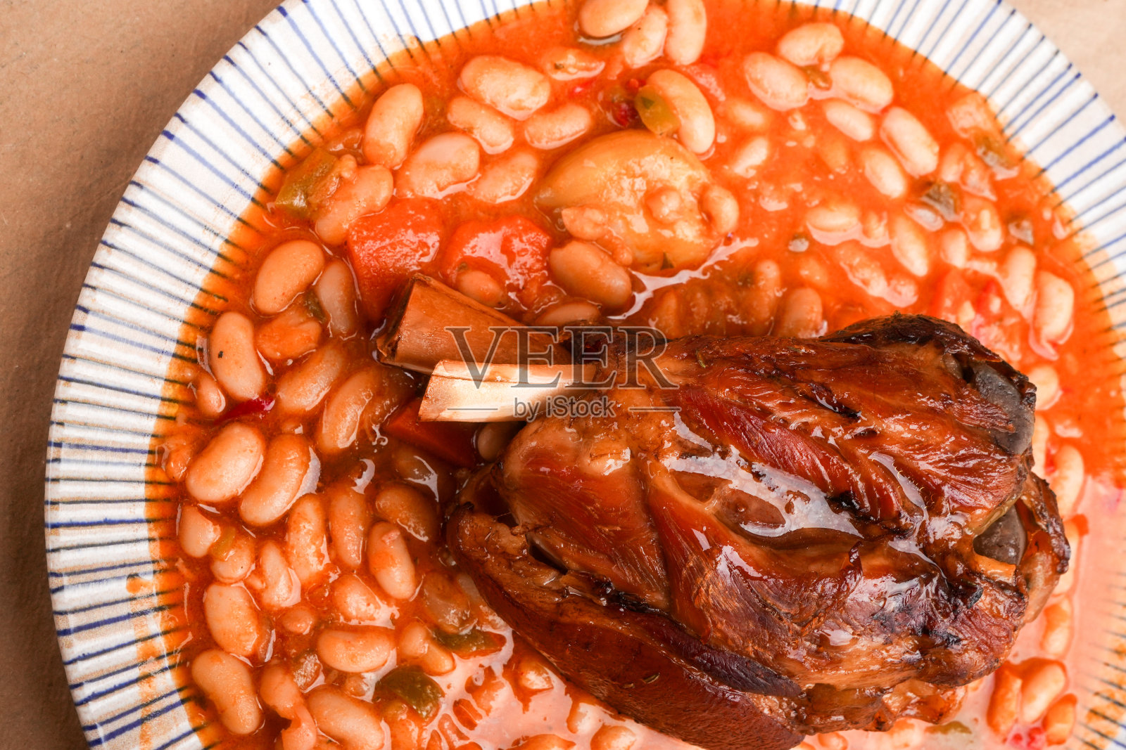 一盘烤猪肉配豆子照片摄影图片