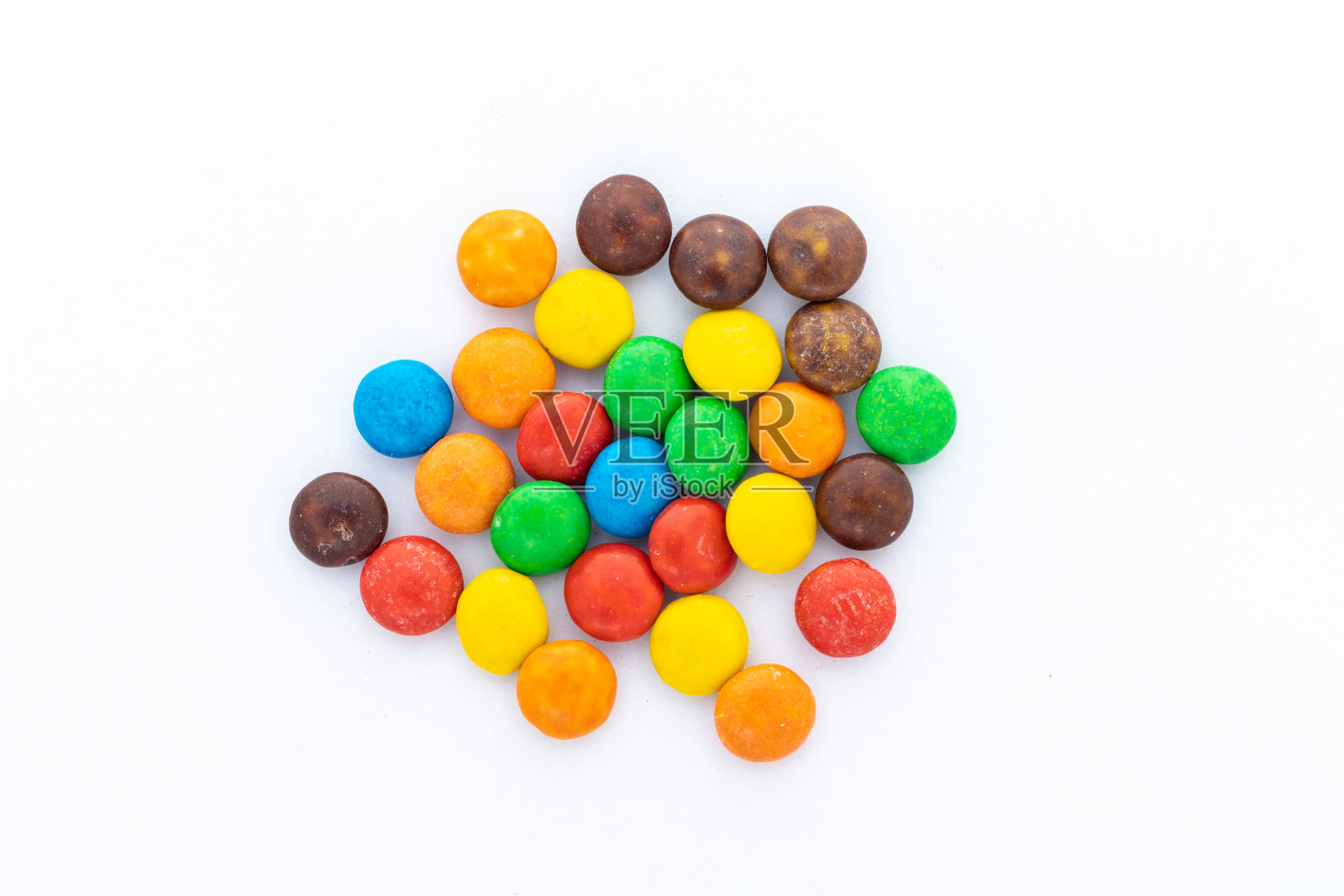 多色美味的巧克力按钮糖果在白色孤立的背景照片摄影图片