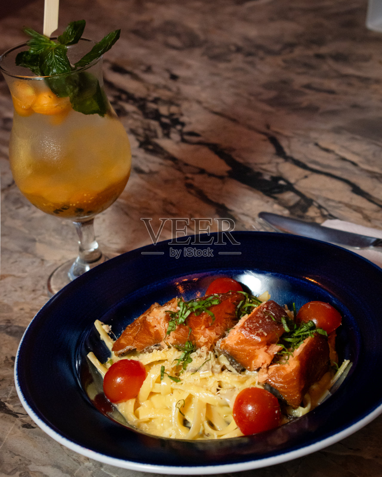 三文鱼意面晚餐照片摄影图片