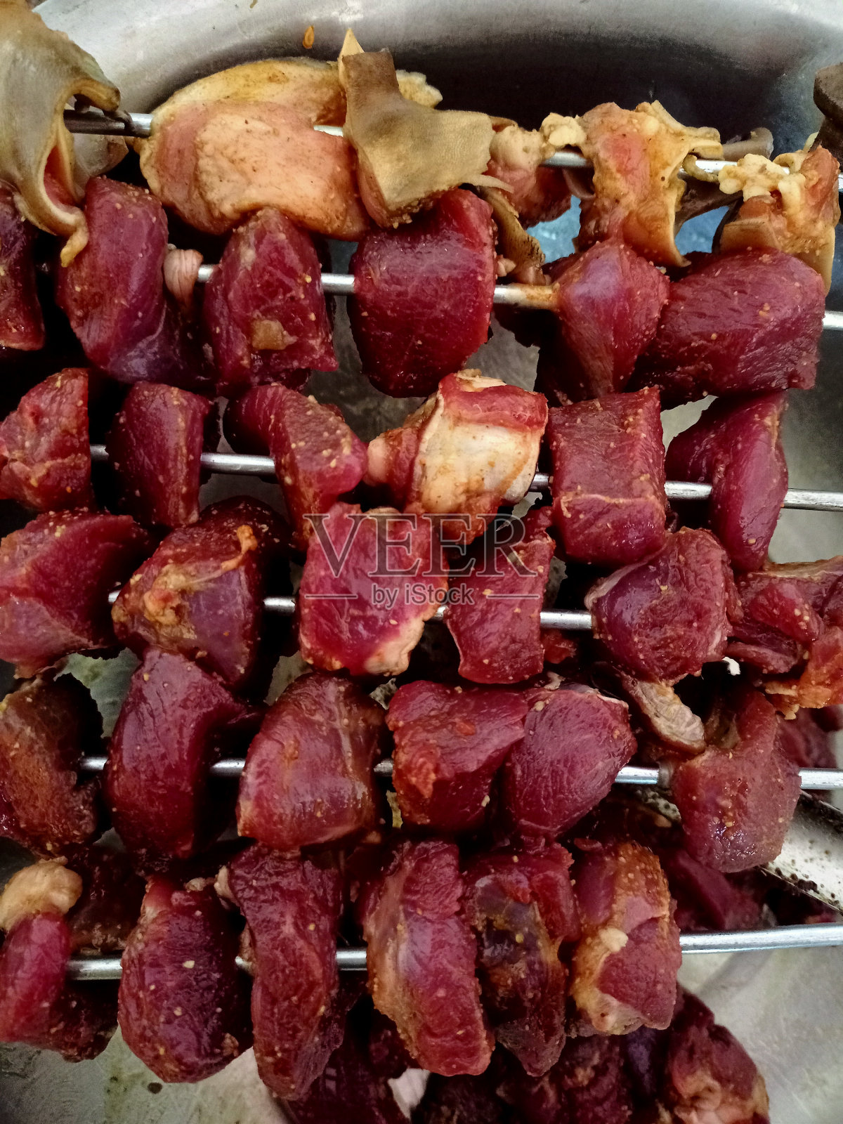 生烧烤，羊肉Sekuwa，烤羊肉串准备烤。照片摄影图片