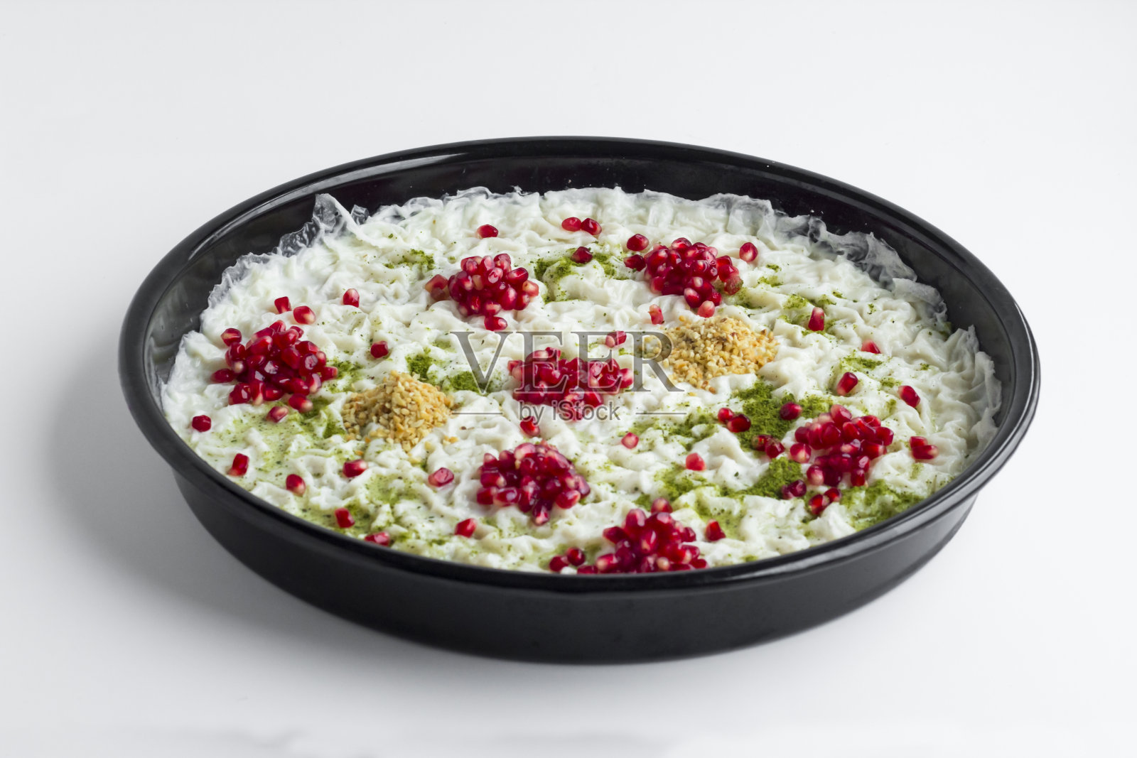 传统的土耳其斋月甜点，Gullac，准备在黑色托盘上服务照片摄影图片