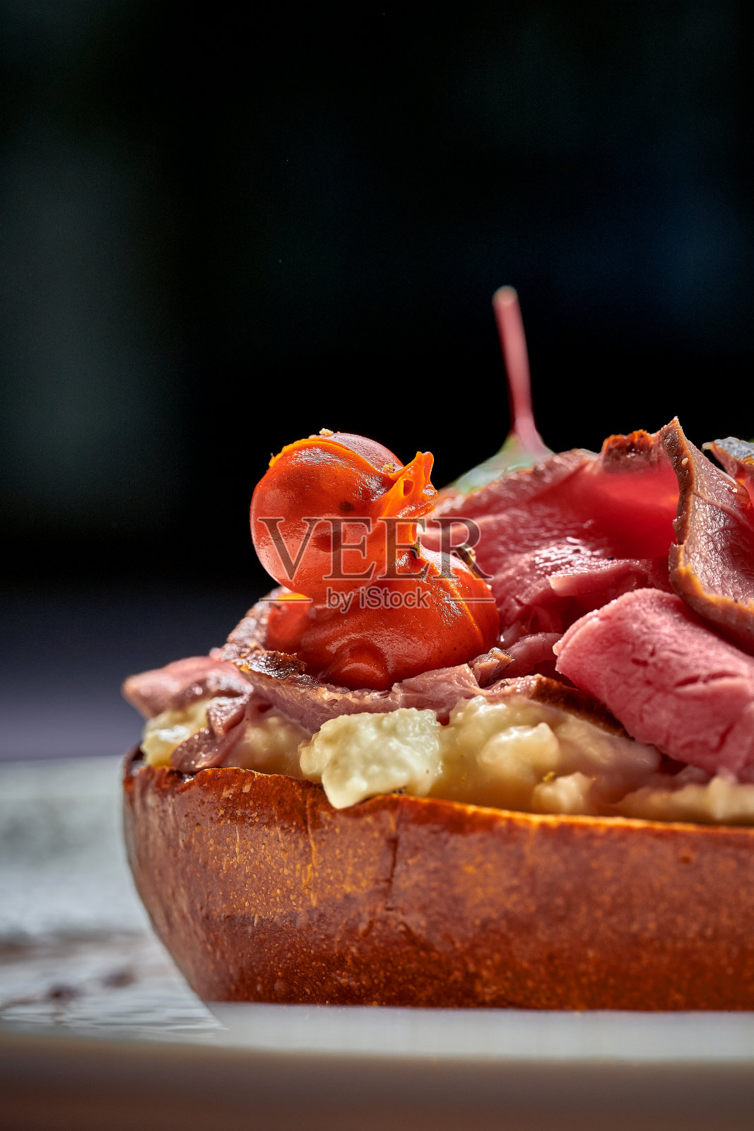 在盘子里放烤牛肉和蔬菜照片摄影图片