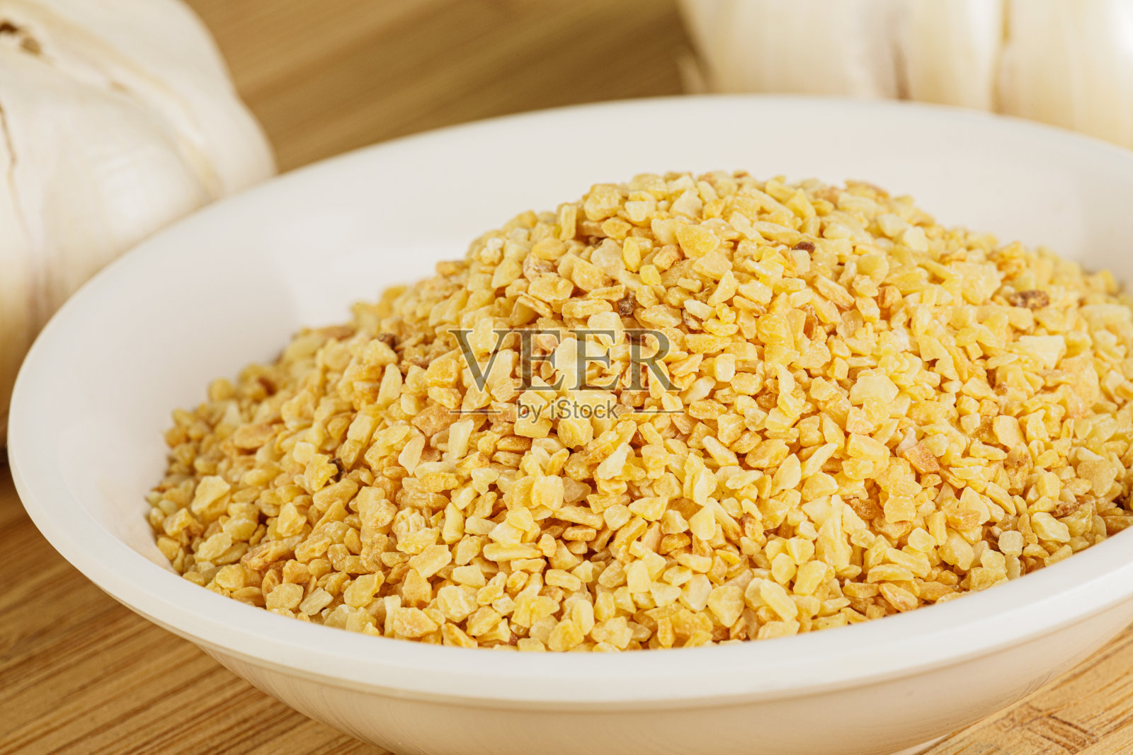 在木制背景上隔离蒜末照片摄影图片