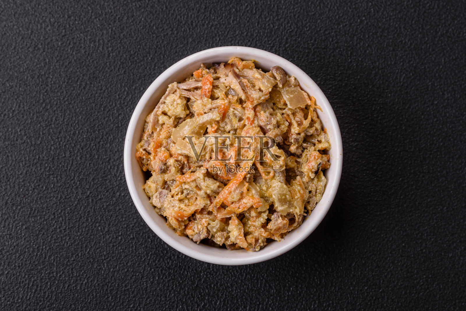 美味的煮牛肉或猪舌片，配以胡萝卜、洋葱、酸奶油照片摄影图片