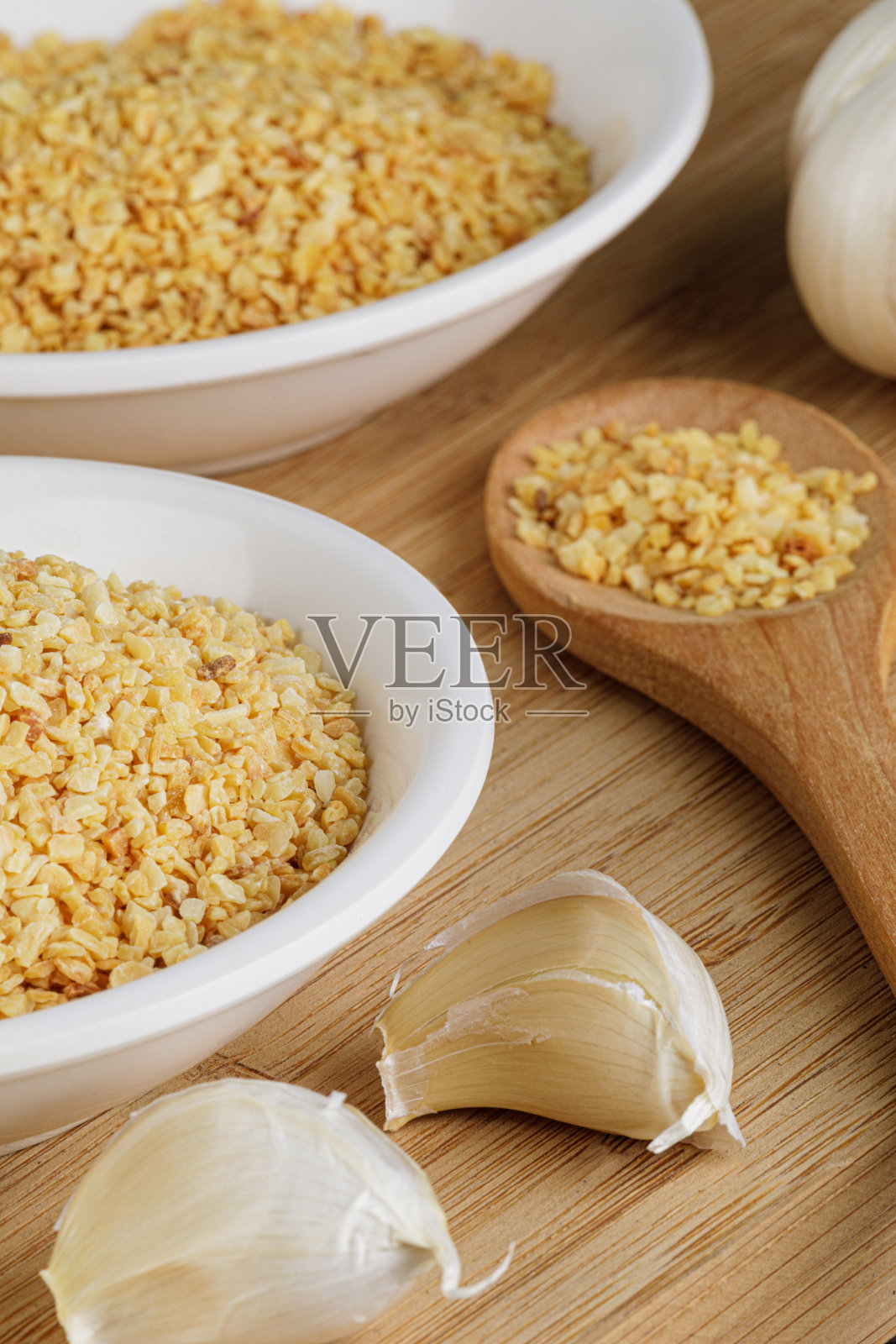 在木制背景上隔离蒜末照片摄影图片