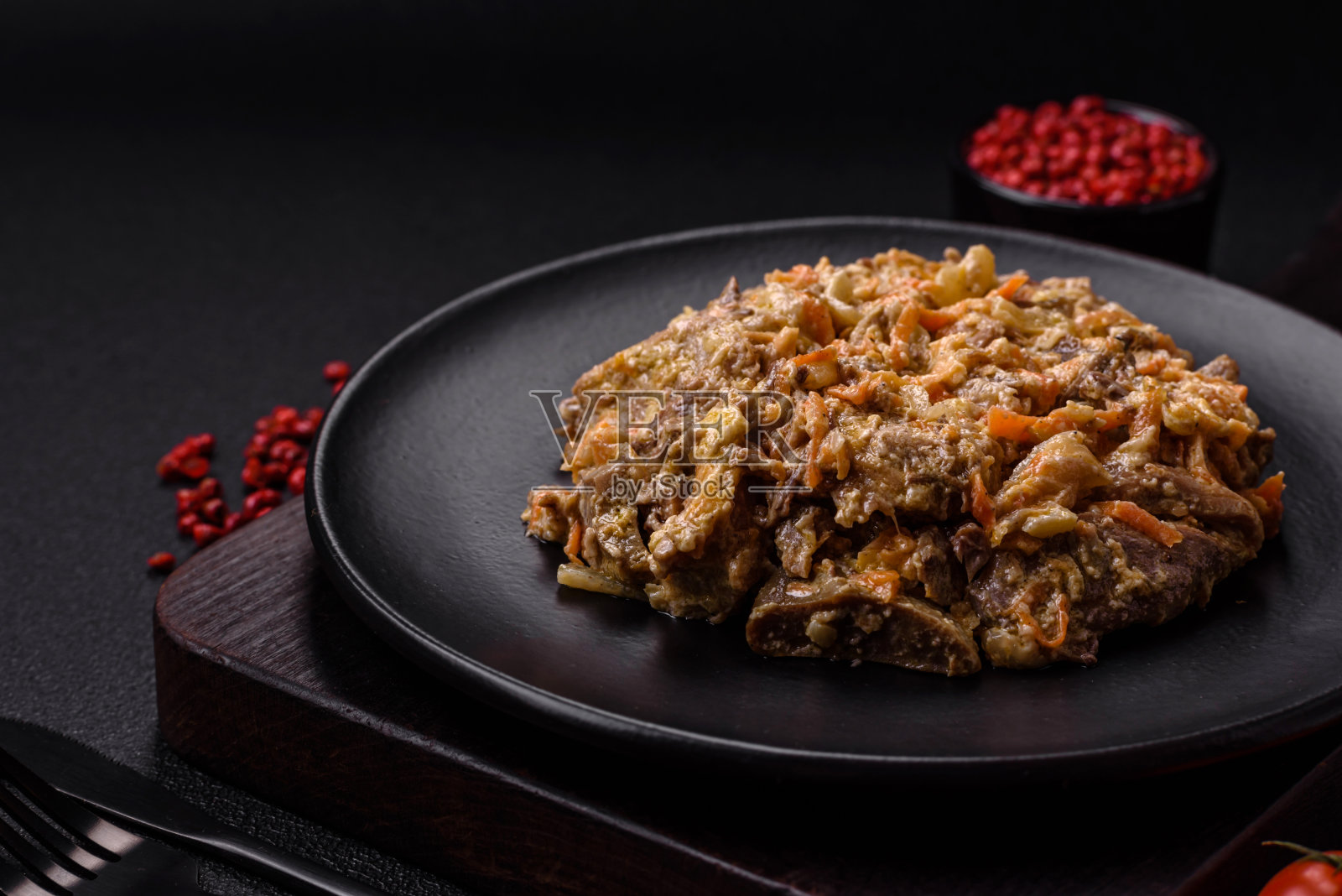 美味的煮牛肉或猪舌片，配以胡萝卜、洋葱、酸奶油照片摄影图片