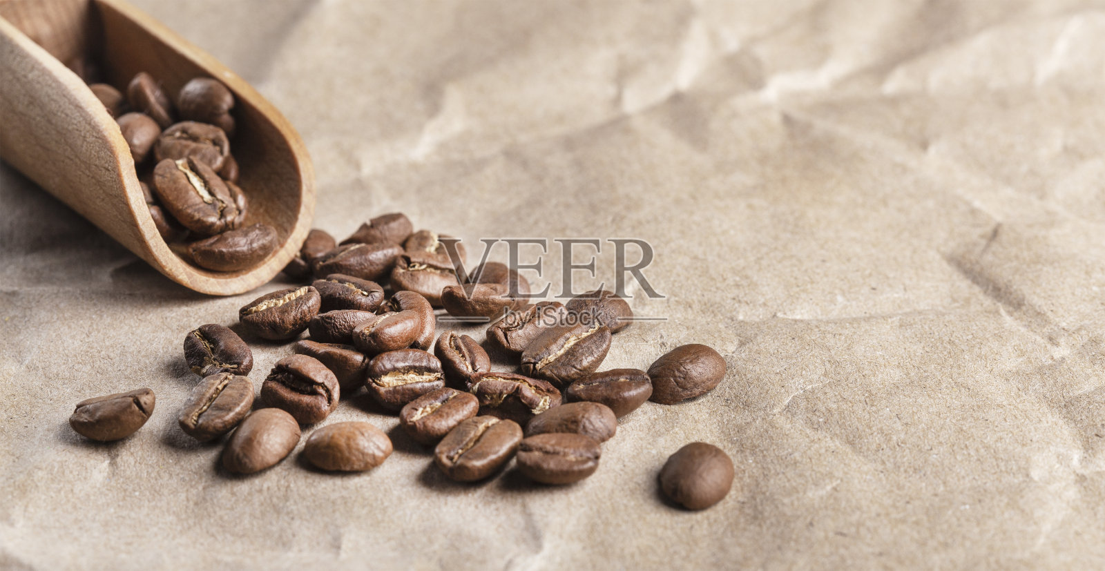 新鲜烘焙的咖啡豆和木勺照片摄影图片