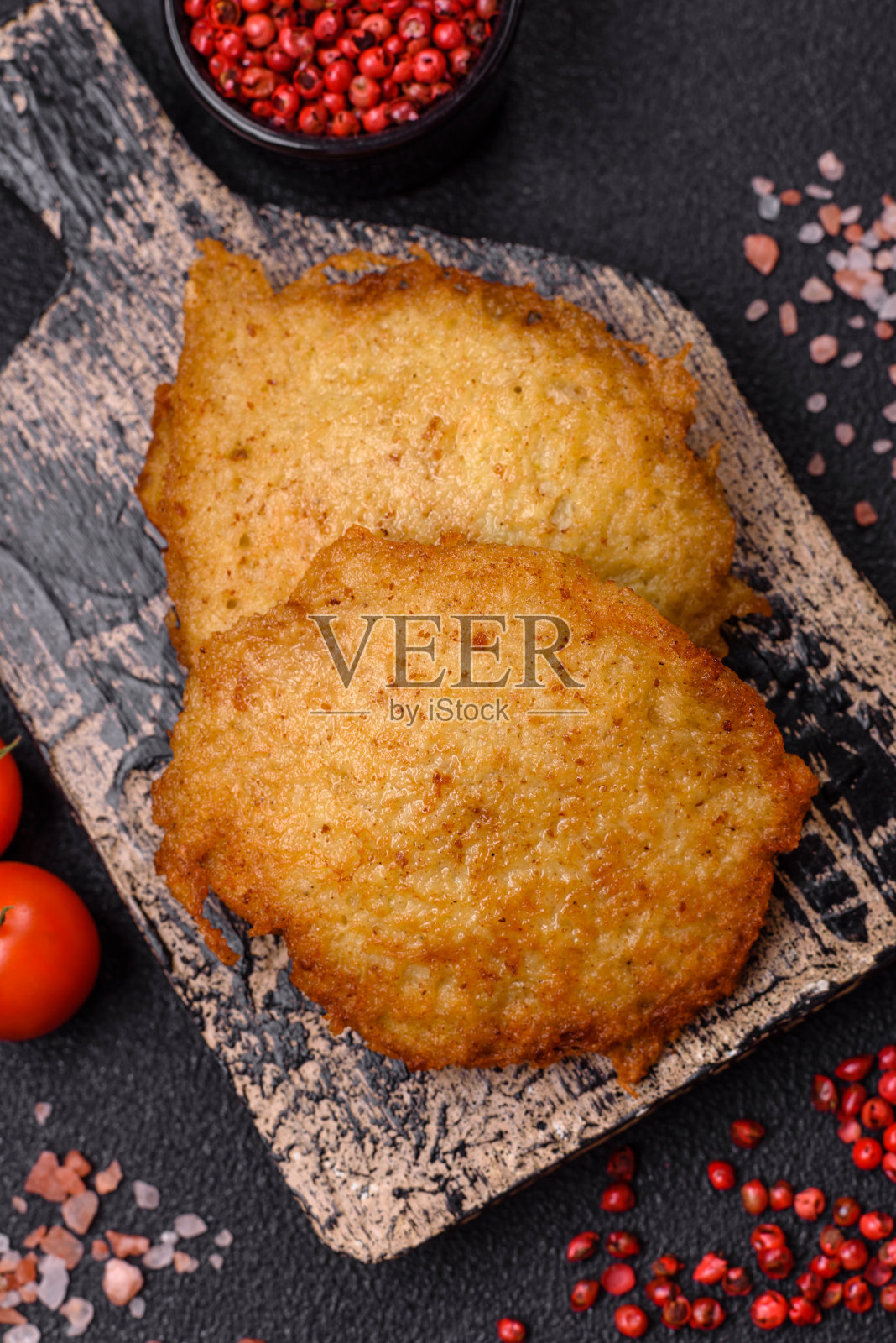 用土豆、肉、胡萝卜、洋葱做成的美味脆饼照片摄影图片