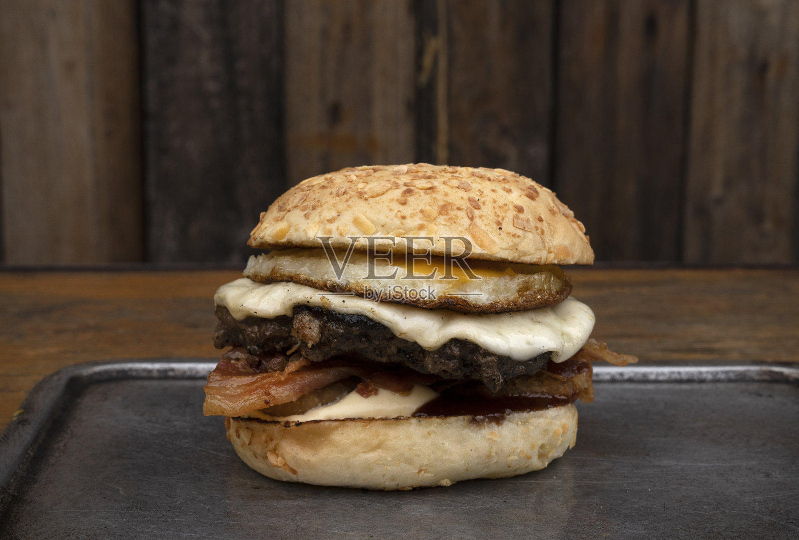 美味的汉堡放在餐厅的木桌上照片摄影图片