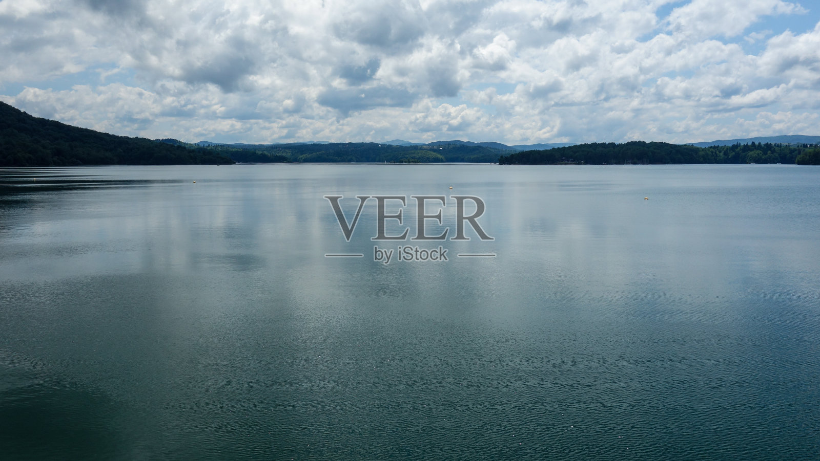 大湖:山区中的大湖天空有云。照片摄影图片