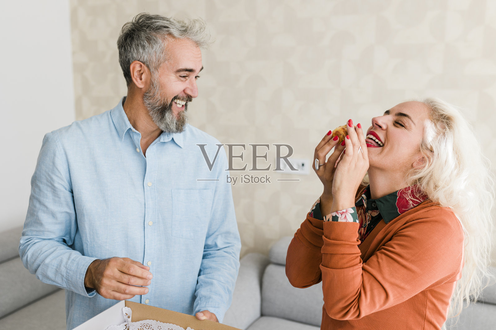 男人在家里给妻子一个惊喜照片摄影图片