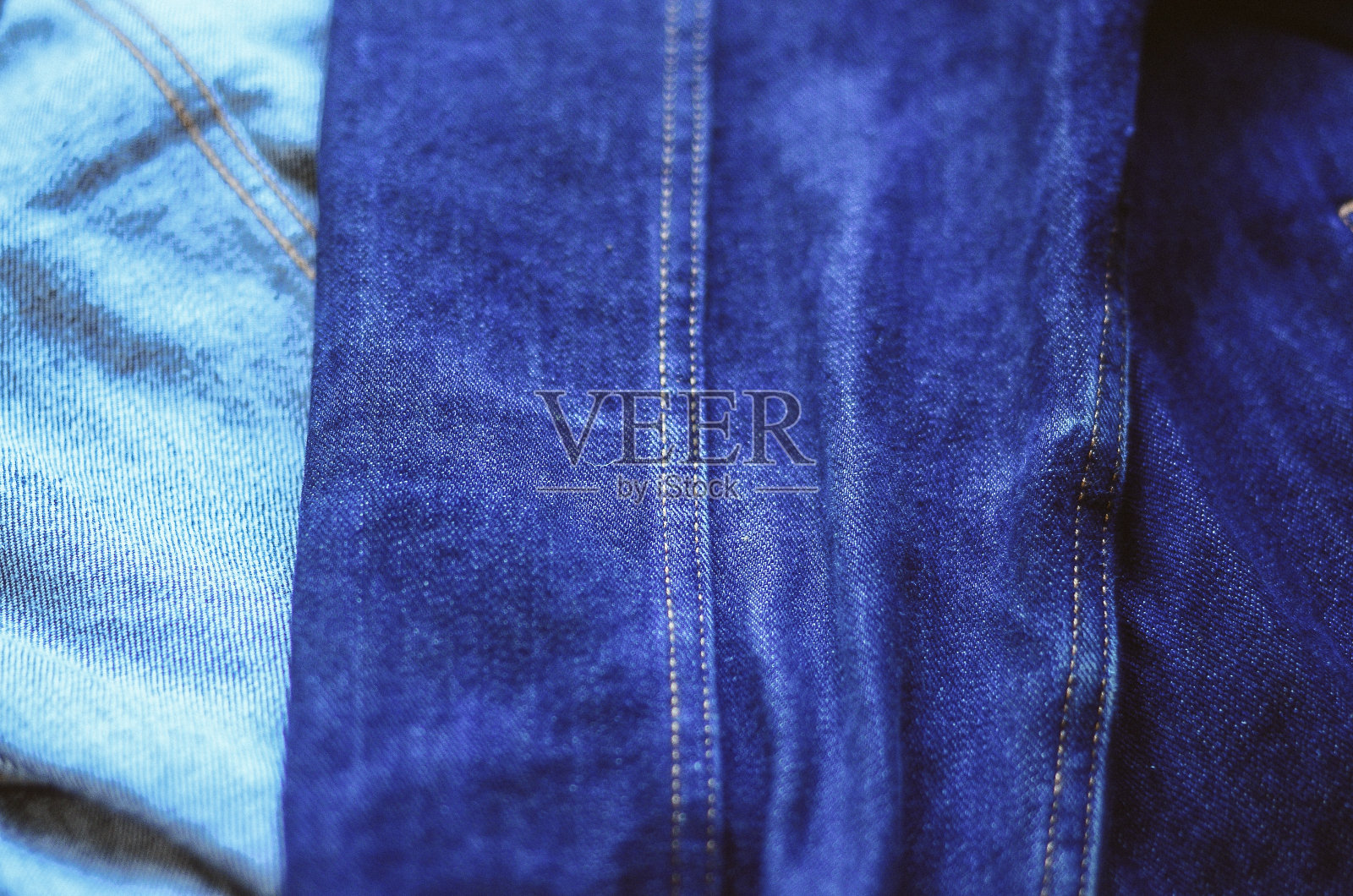 牛仔裤夹克的贴身质感照片摄影图片