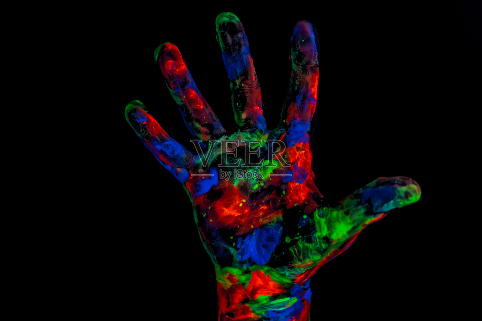 人的手印在黑色的背景孤立的近距离照片摄影图片