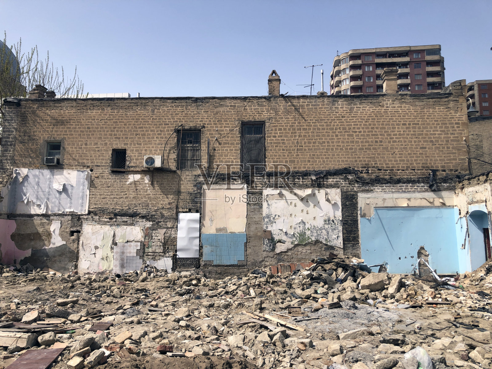 废弃的旧建筑。一个晴朗的日子。没有人。照片摄影图片