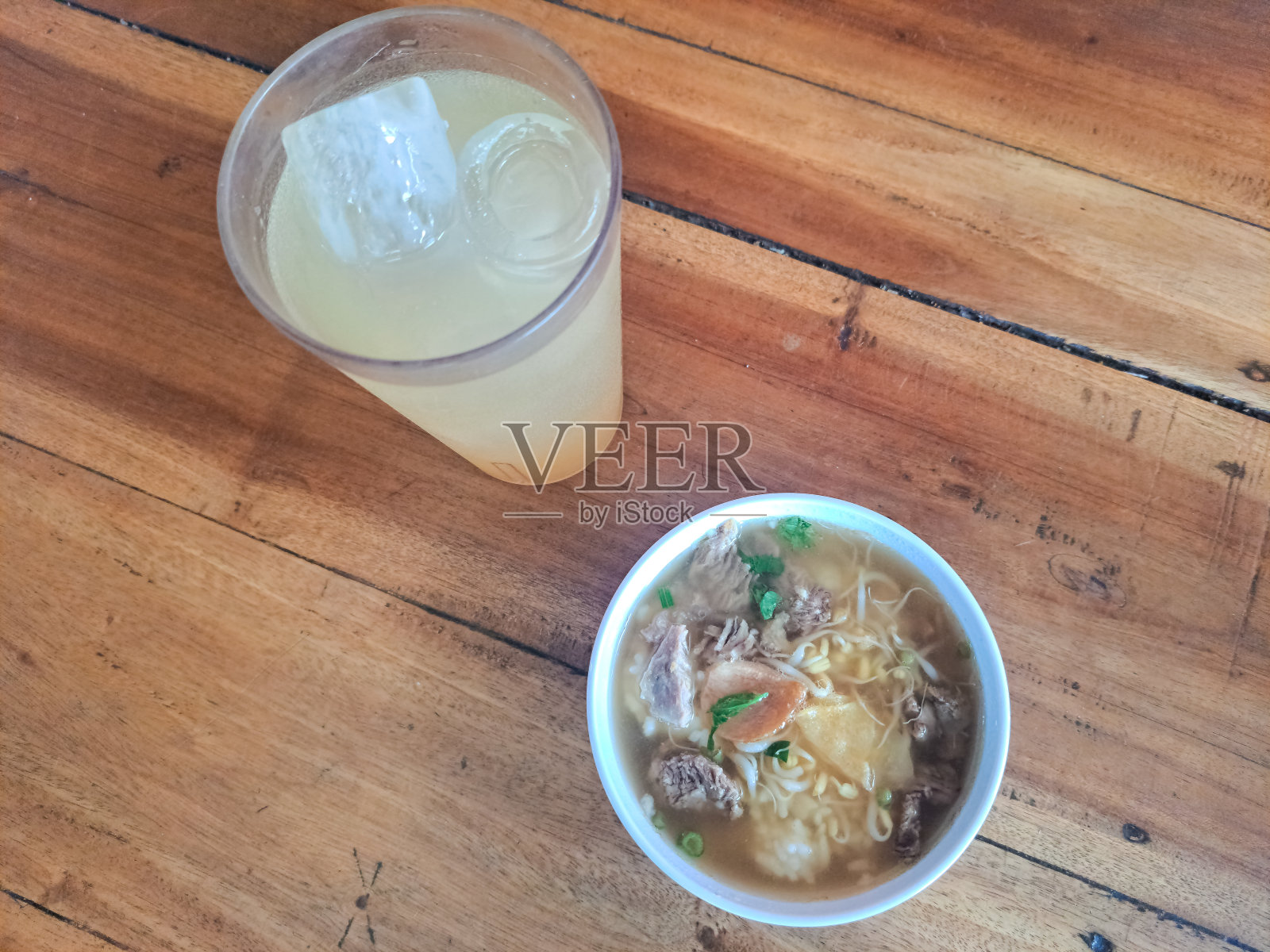 传统的牛肉汤。配上柠檬冰杯(Es Jeruk Di Gelas)。食物和饮料菜单。照片摄影图片