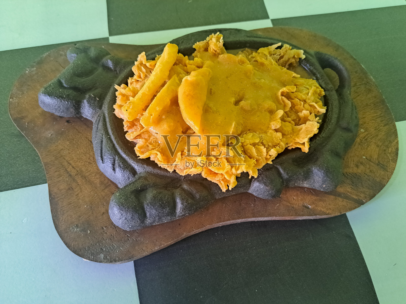 热盘子上的鸡肉牛排和炸薯条。食品菜单。照片摄影图片