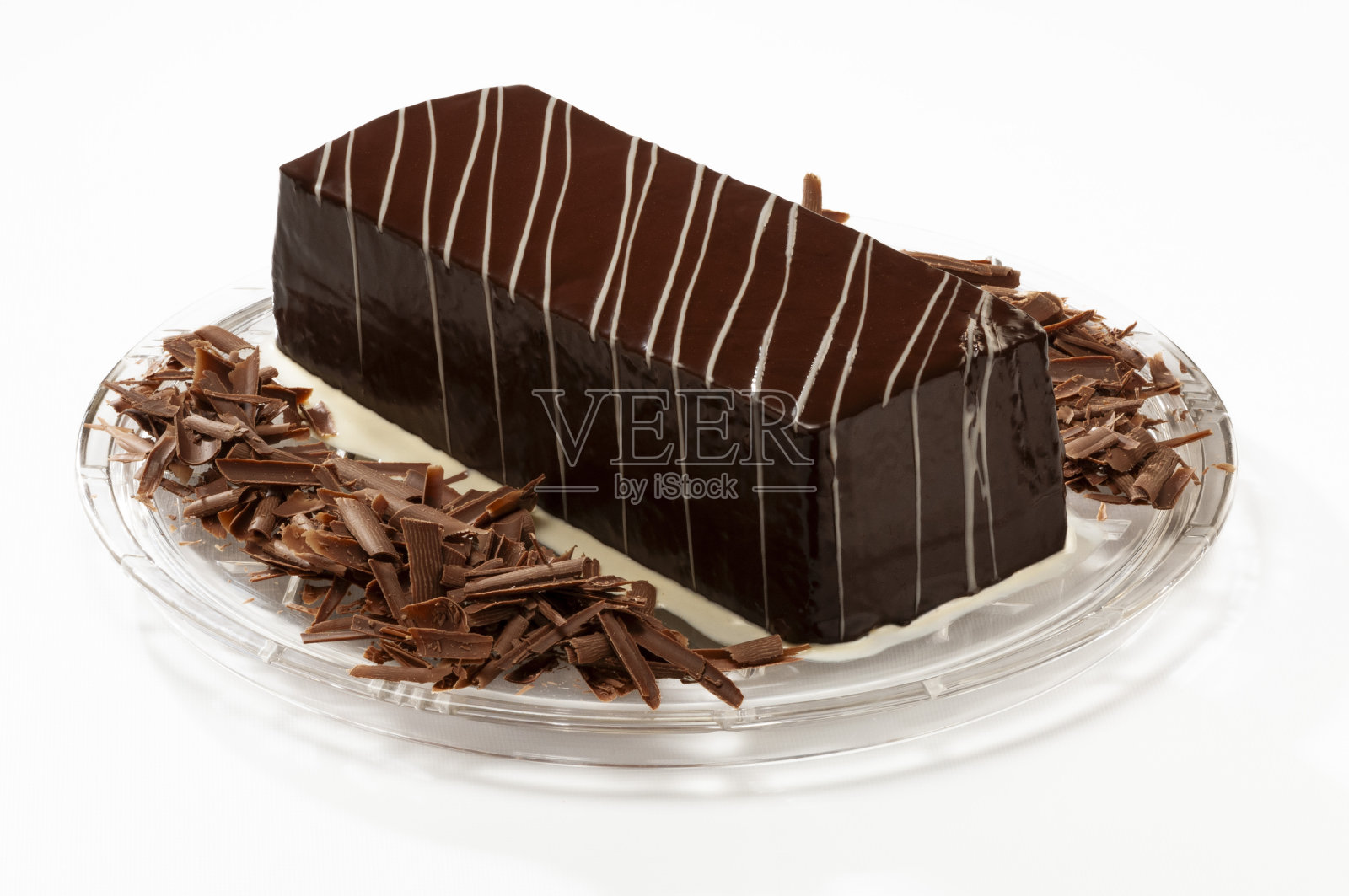 白色背景的巧克力蛋糕照片摄影图片