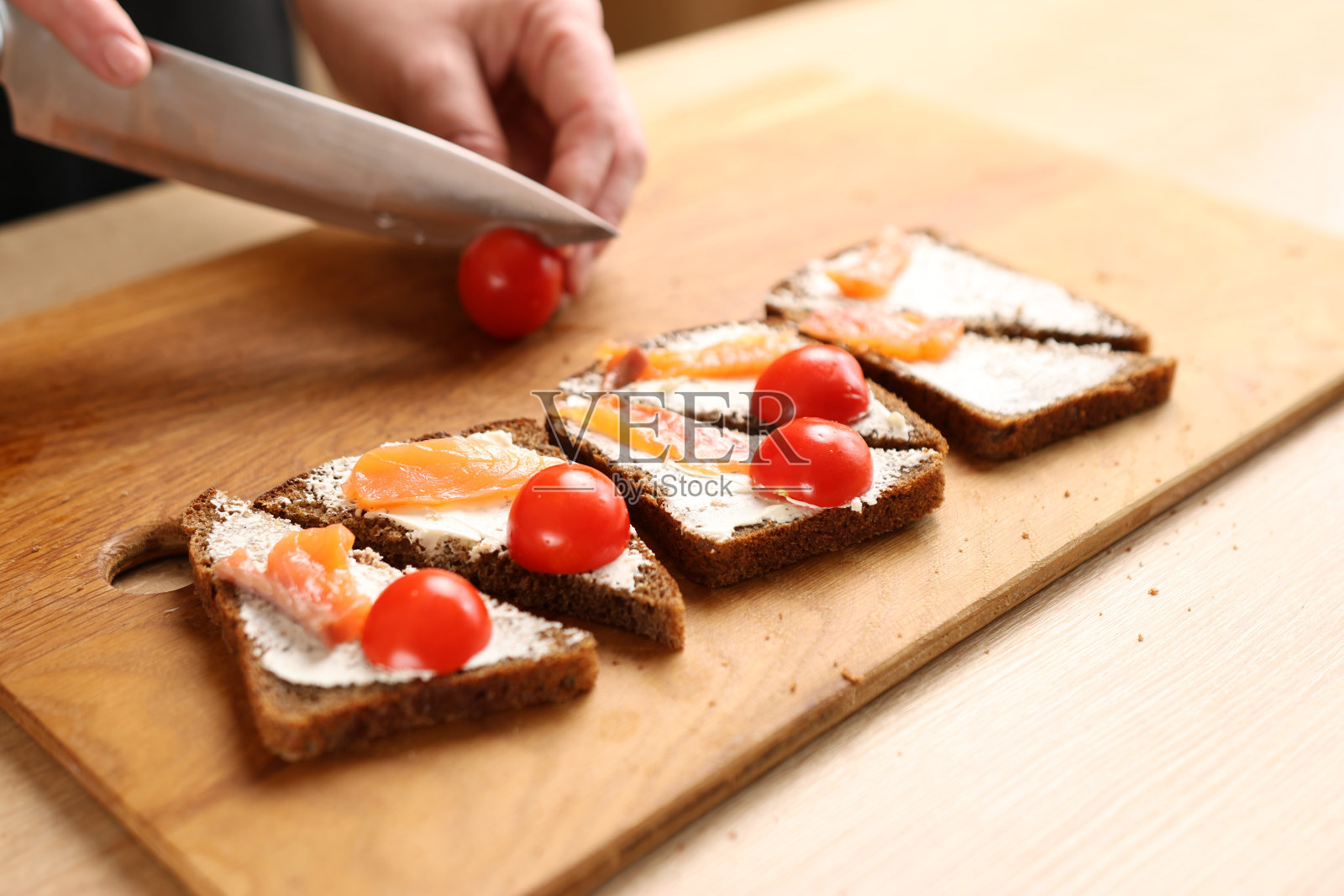小点心是用黑麦面包切片并加入番茄制成的。照片摄影图片