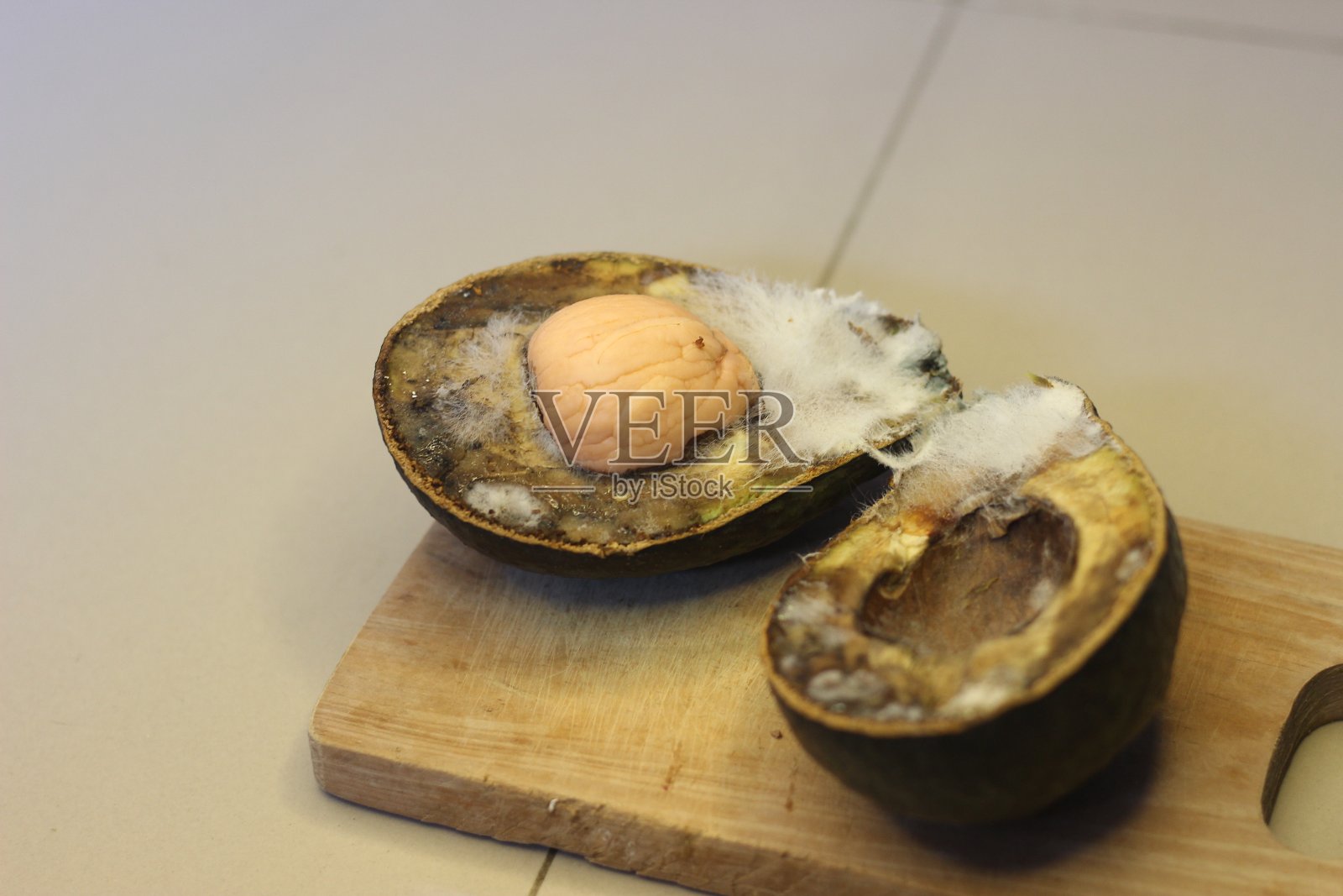 人们发现牛油果已经腐烂了照片摄影图片