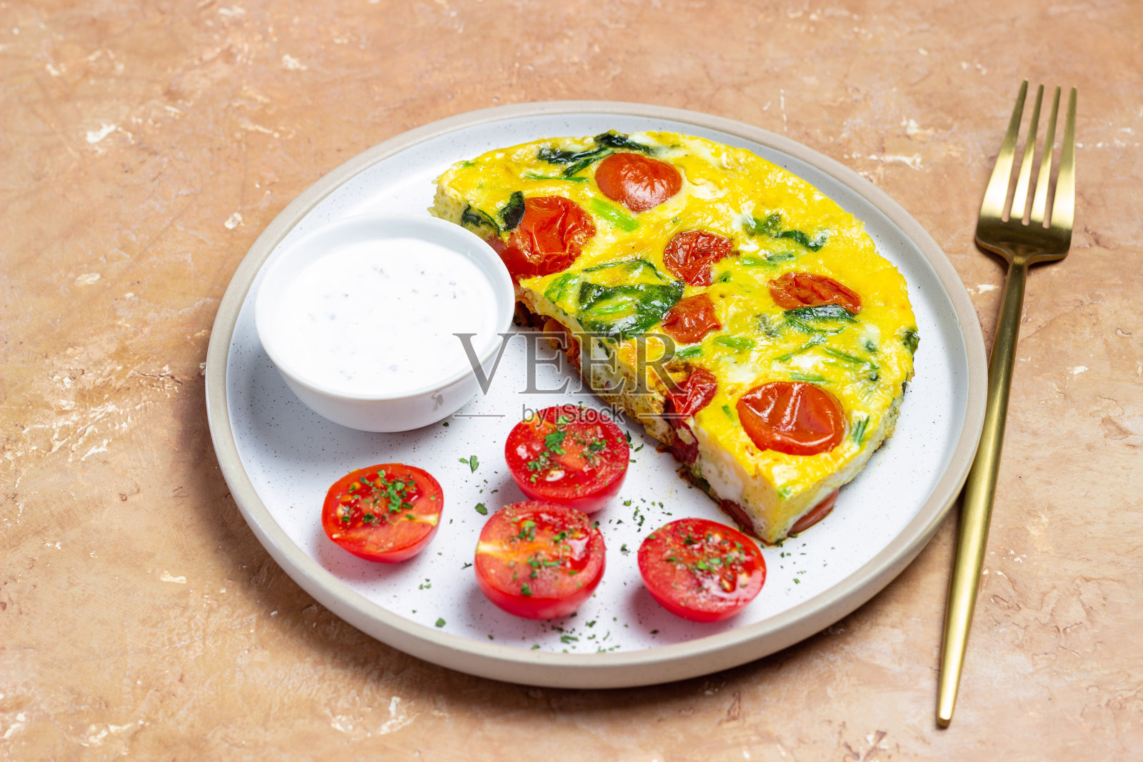 番茄菠菜煎蛋饼。意大利菜。素食。照片摄影图片