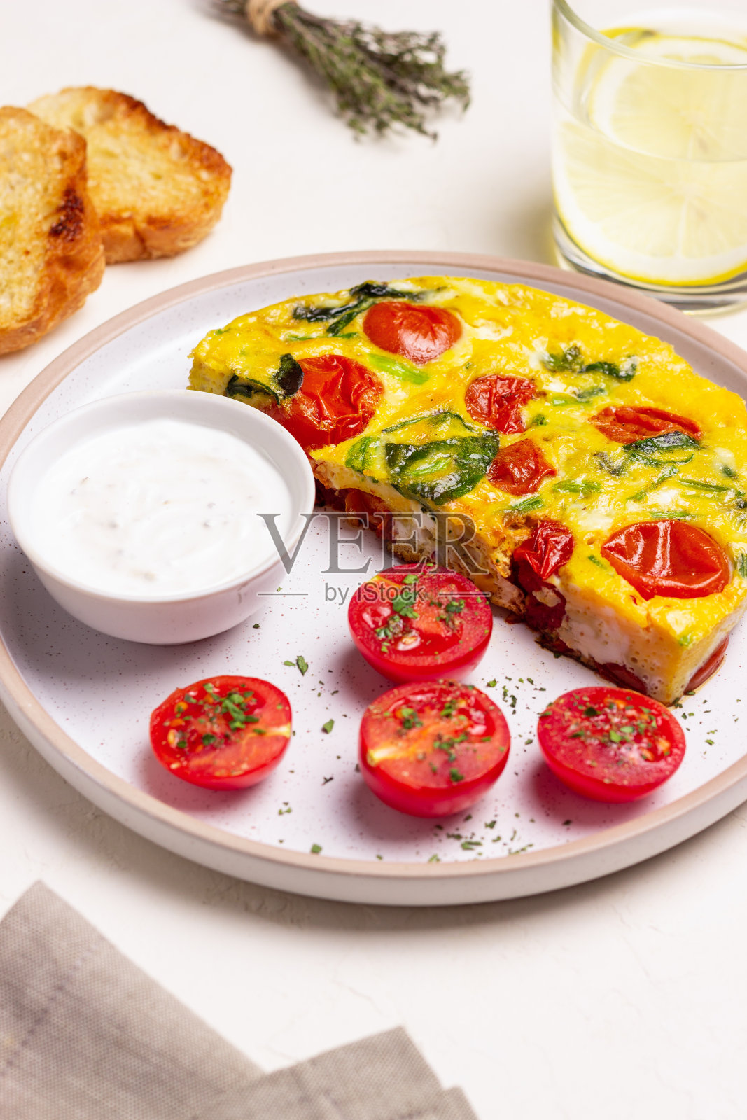 番茄菠菜煎蛋饼。意大利菜。素食。照片摄影图片