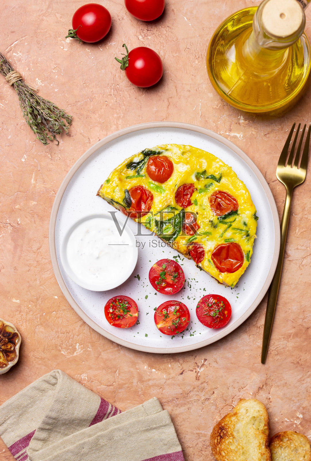 番茄菠菜煎蛋饼。意大利菜。素食。照片摄影图片