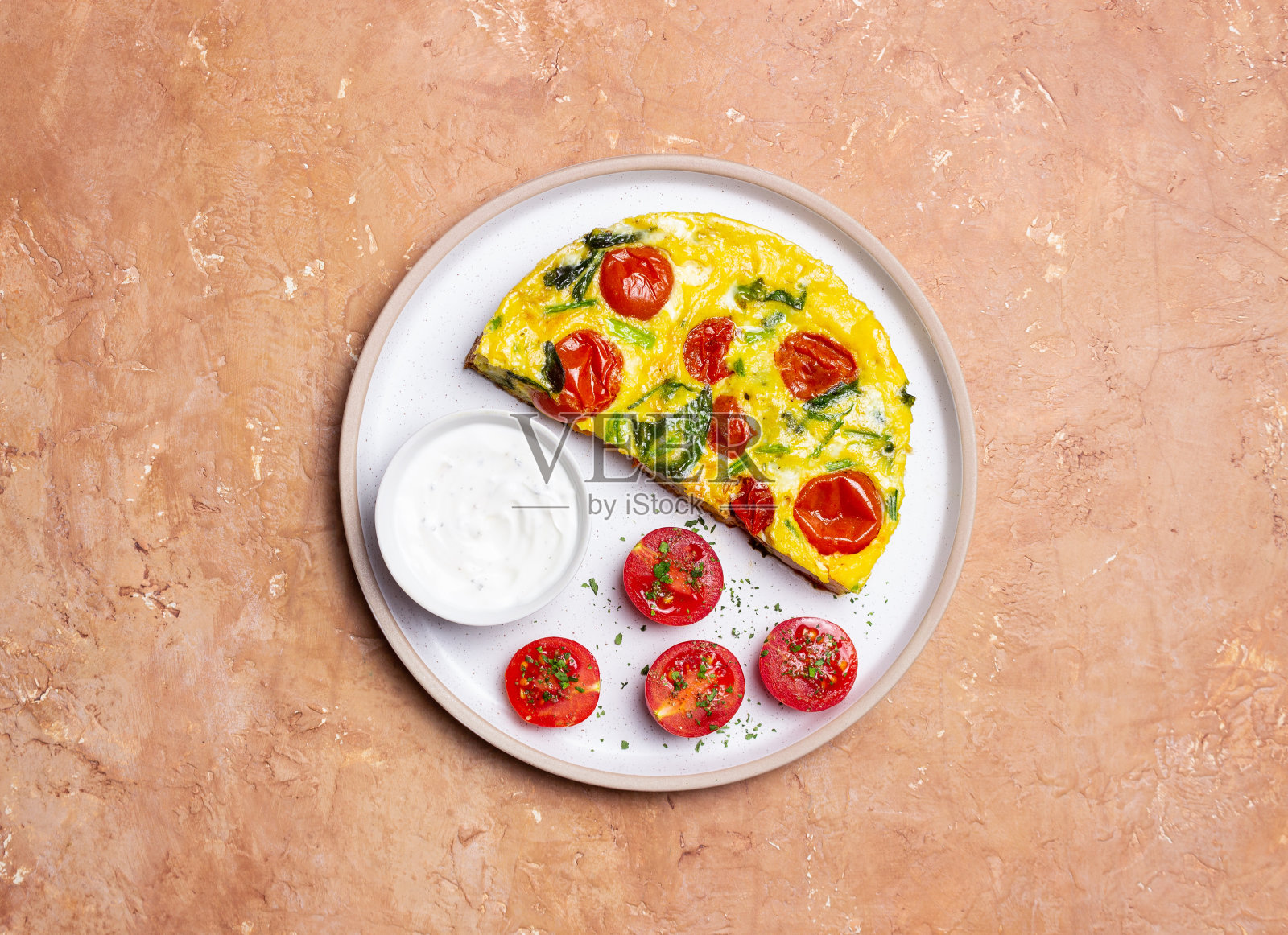 番茄菠菜煎蛋饼。意大利菜。素食。照片摄影图片