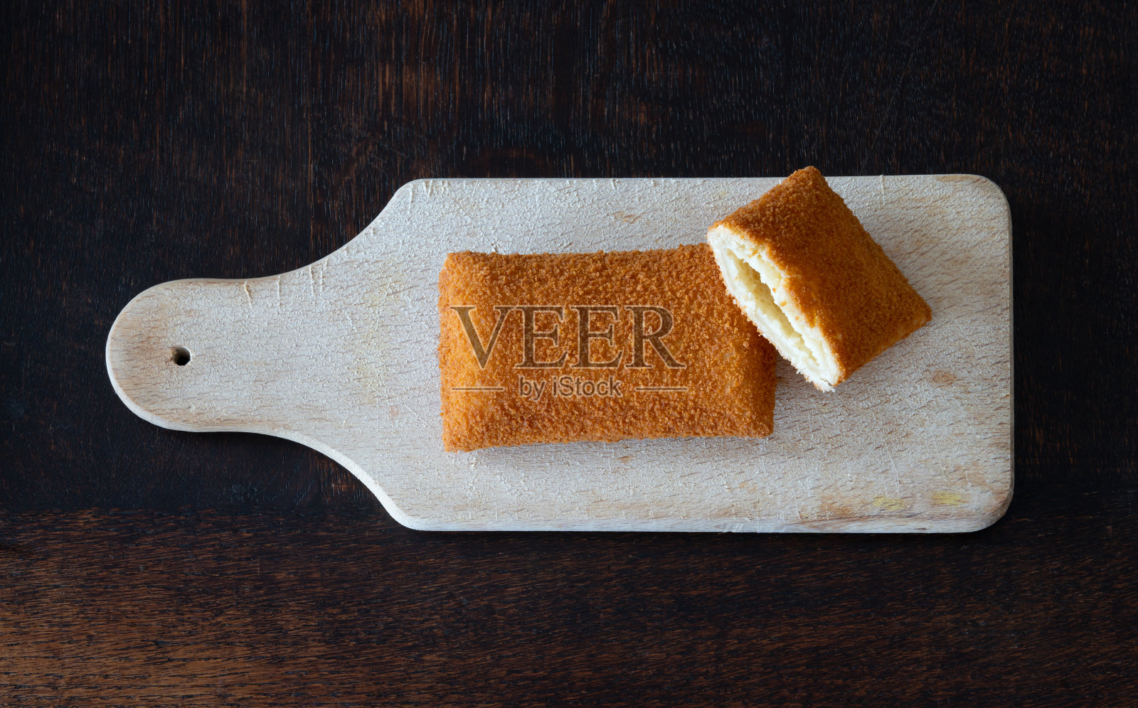 kaassouffl<s:1>在木制砧板上，一种流行的荷兰快餐小吃孤立，自上而下的视图照片摄影图片